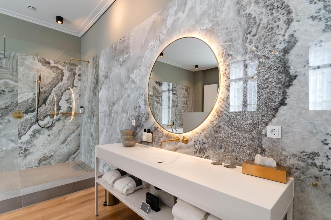 Het Arresthuis Roermond Buitenkant foto Bathroom with a backlit mirror