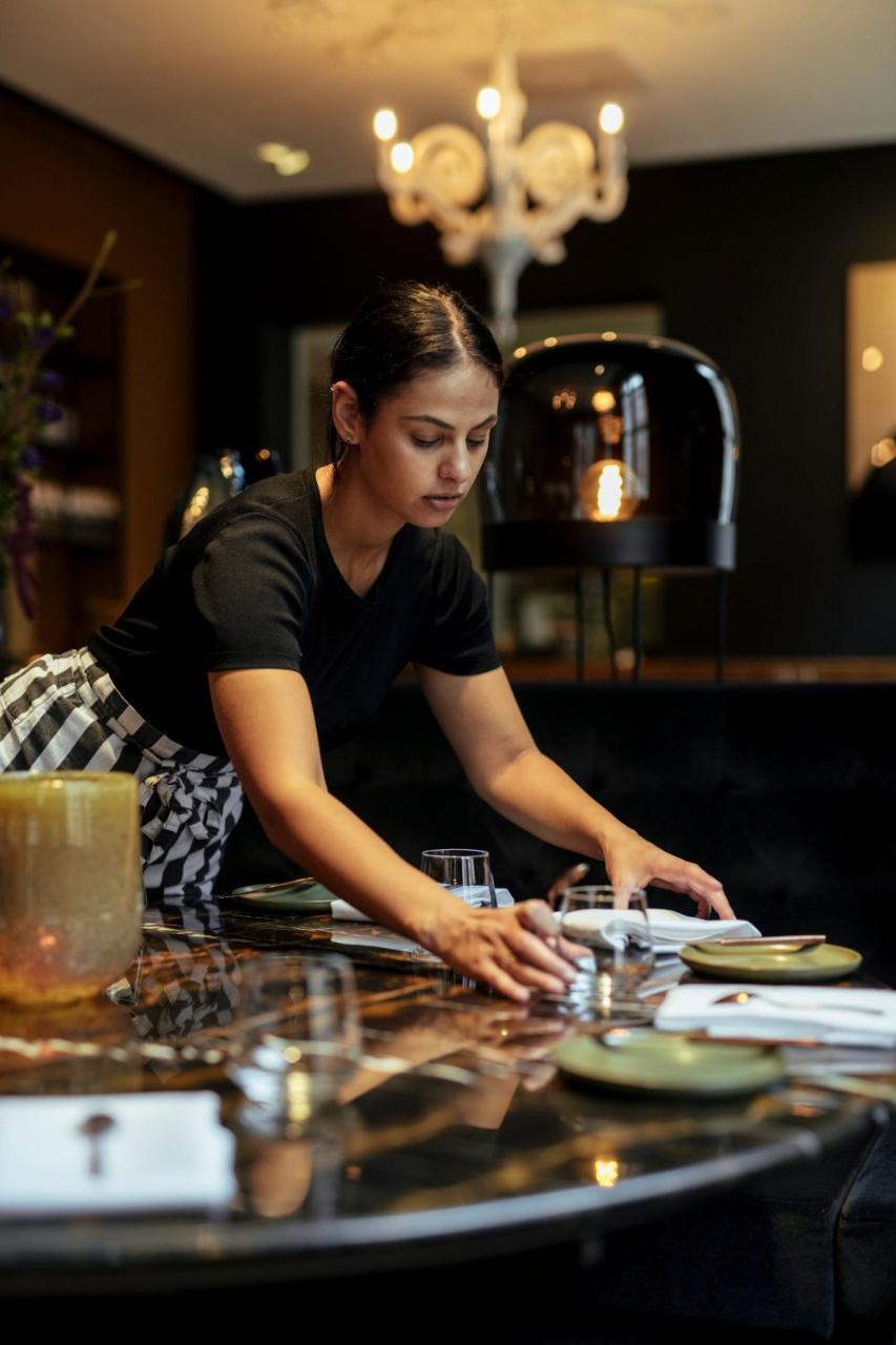 Het Arresthuis Roermond Buitenkant foto A waitress clearing a table